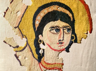 Fragment eines Wandteppichs, der den Kopf eines Tänzers darstellt (Detail)